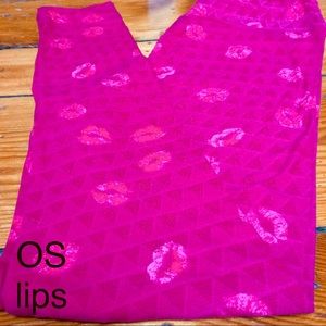 Lularoe 🔥 OS valentine 👄 kissy lips leggings!